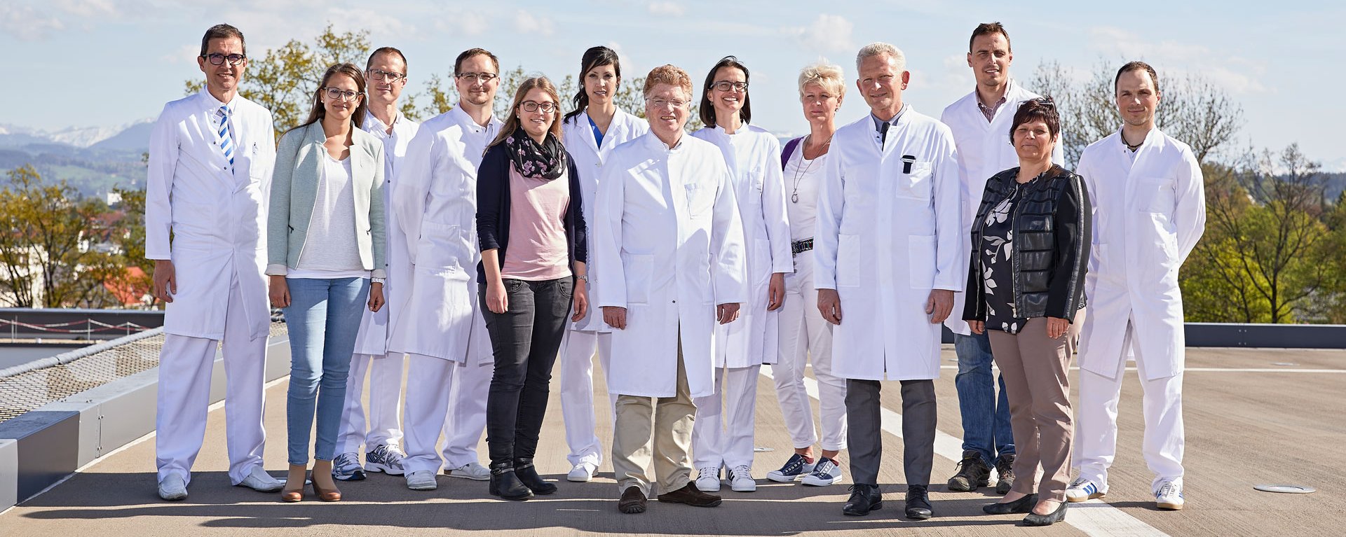 Gruppenbild des Teams des Herz- & Gefäßzentrums Kempten-Oberallgäu - aufgenommen auf dem Dach des Standorts Kempten