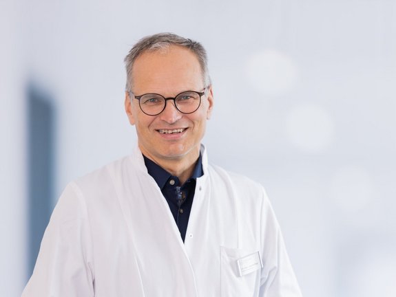 Porträt von Dr. med. Joachim Rogg, Facharzt des Fachbereichs Gefäßchirurgie im Klinikverbund Allgäu