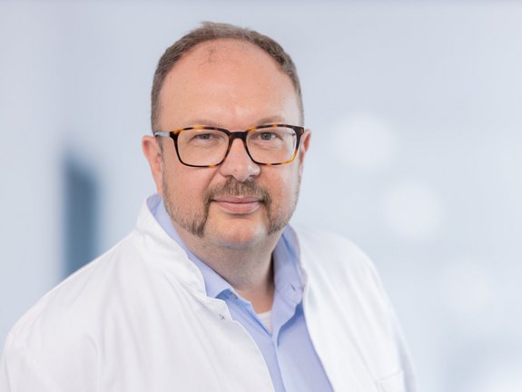 Porträt von Dr. med. Roland Tines, Facharzt des Fachbereichs Gefäßchirurgie im Klinikverbund Allgäu