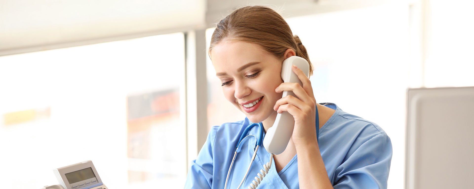 Krankenschwester des Klinikverbund Allgäu am Telefon